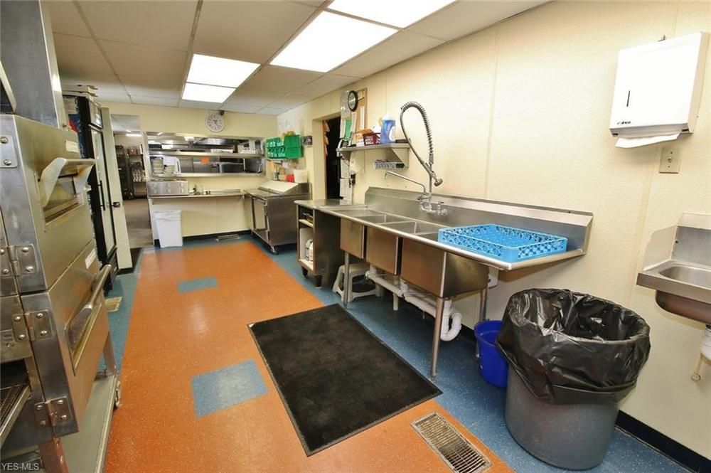 Peachs Place : 121 E Main St, Crooksville, OH 43731